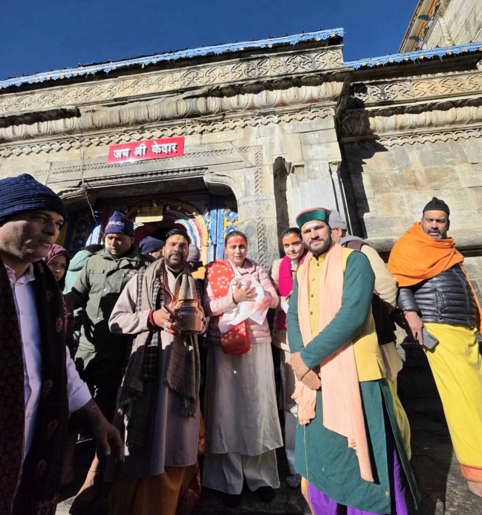 Rani Mukerji Visits Kedarnath & Badrinath Temples